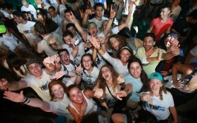 Des participants du programme célèbrent le 15e anniversaire de Taglit, à Tel Aviv, en juin 2015. (Crédit : autorisation)