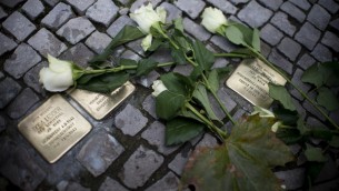Photo prise le 9 ovembre 2013 d'un "Stolperstein» sur une promenade à l'occasion du 75e anniversaire de la Nuit de Cristal qui a eu lieu la nuit du 9  et 10 novembre 1938 à Berlin (Crédit : AFP PHOTO / JOHANNES EISELE)