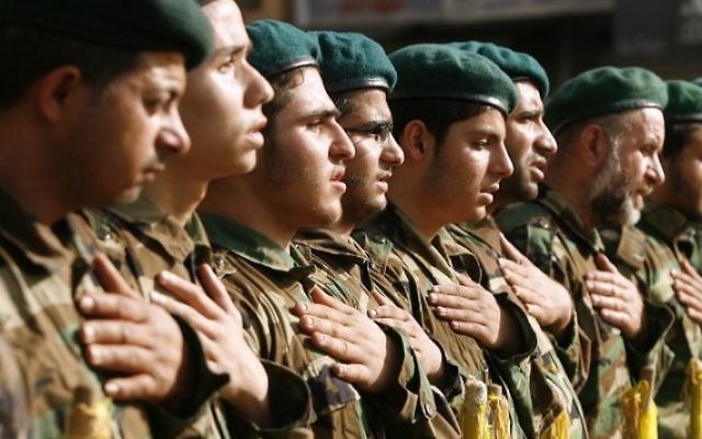 Des membres du Hezbollah pendant une cérémonie de recueillement  en mai dernier. (Crédit : AFP PHOTO / MAHMOUD ZAYYAT)