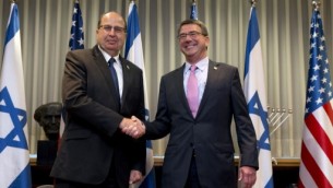 Le secrétaire américain à la Défense Ashton Carter (à droite) est accueilli par le ministre israélien de la Défense Moshe Yaalon avant leur réunion à Tel-Aviv, le 20 juillet 2015 (Crédit photo: POOL / Carolyn  Kaster/ Pool/ AFP)