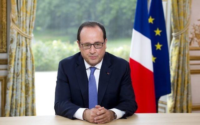 Le président français François Hollande prend la parole lors de l'entretien annuel à la télévision lors de la fête nationale à l'Elysée à Paris le 14 juillet 2015 (Crédit : AFP PHOTO / POOL / ALAIN JOCARD)