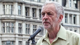 Le parlementaire Jeremy Corbyn parlant lors de l'événement «No More War» à Parliament Square en 2014 (Photo: Hej JMaill, CC-BY, via wikipedia)