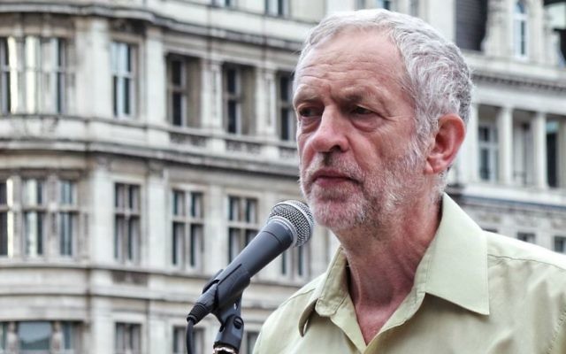 Le parlementaire Jeremy Corbyn parlant lors de l'événement «No More War» à Parliament Square en 2014 (Photo: Hej JMaill, CC-BY, via wikipedia)