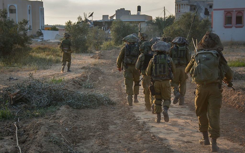 Des soldats de Tsahal dans la bande de Gaza pendant l'Opération Bordure protectrice l'été 2014 (Crédit : Unité du porte-parole Tsahal / Flickr)