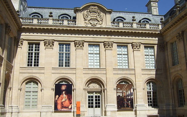Le Musée d'art et d'histoire du judaïsme de Paris. (Crédit : Wikipédia)