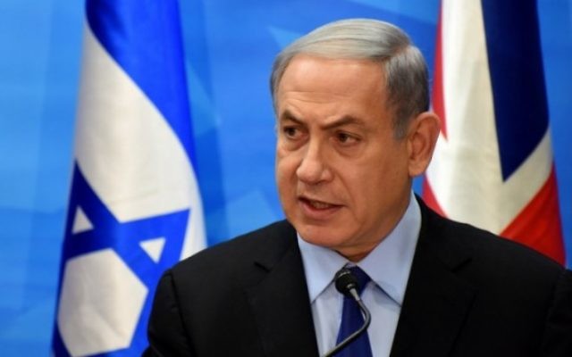 Benjamin Netanyahu en conférence de presse à son bureau de Jerusalem le 16 juillet. (Crédit : AFP/ POOL / DEBBIE HILL)