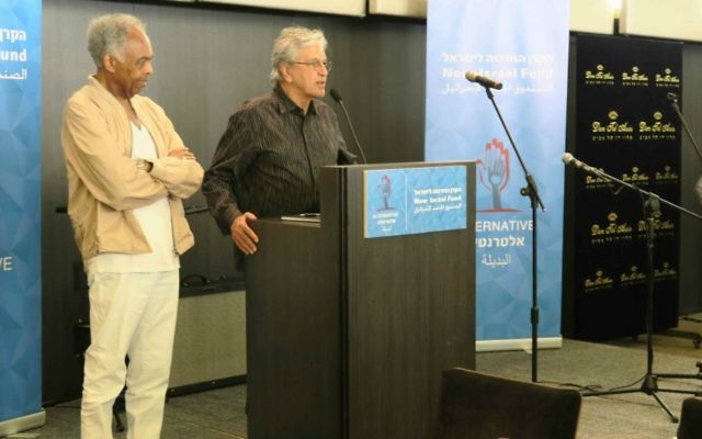 Gilberto Gil (à gauche) et Caetano Veloso se prononçant contre le mouvement BDS lors d'une conférence de presse au cours de leur séjour en Israël, le 28 juillet 2015 (Crédit : Luc Tress)