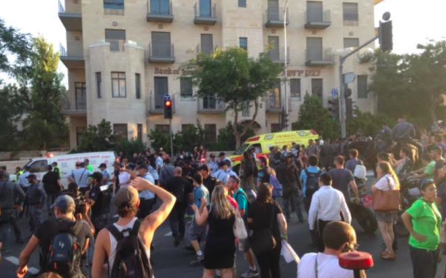 Marche de la gay pride à Jérusalem, le 30 juillet 2015 (Crédit Stuart Winer/Times of Israel)