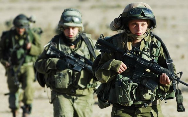 Des Israéliennes servant dans le bataillon Caracal, en novembre 2007. (Crédit : Yoni Markovitzki/unité des porte-paroles de l'armée israélienne/Flash90)