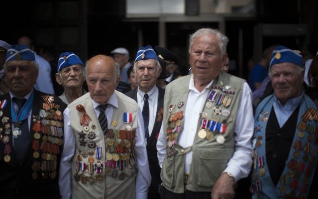Des vétérans de la Seconde Guerre Mondiale lors d'une marche qui marque la défaite de l'Allemagne nazie, Jérusalem le 8 mai 2014 (Crédit :  Yonatan Sindel/Flash90)