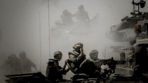 Des soldats israéliens sur un char dans une zone de transit de Tsahal près de la frontière israélienne avec Gaza, le 31 juillet 2014 (Crédit : Miriam Alster / Flash90)
