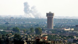 La fumée s'élevant du nord du Sinaï, en Egypte, comme on le voit à partir de la frontière de la bande de Gaza, le 1er juillet 2015, au milieu de violents affrontements entre les forces gouvernementales et des hommes armés affiliés à l'Etat islamique. (Crédit : Abed Rahim Khatib / Flash90)