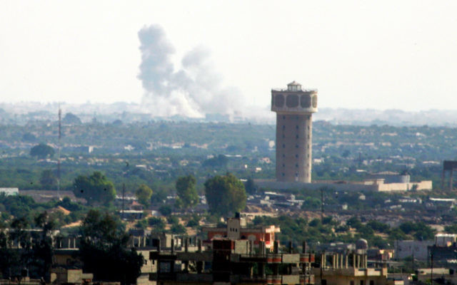 La fumée s'élevant du nord du Sinaï, en Egypte, comme on le voit à partir de la frontière de la bande de Gaza, le 1er juillet 2015, au milieu de violents affrontements entre les forces gouvernementales et des hommes armés affiliés à l'Etat islamique. (Crédit : Abed Rahim Khatib / Flash90)