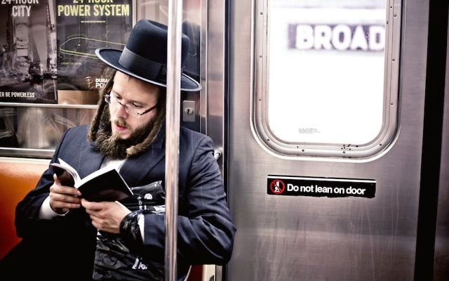 Un Juif ultra-orthodoxe dans le métro de New York: "La vitalité de la vie culturelle juive de New York a m'a epoustouflé"  (Andrew Bayda / Shutterstock)