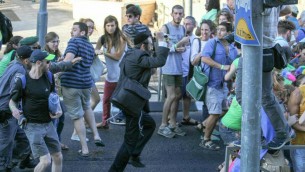 Les participants de la Gay Pride à Jérusalem fuient l'homme au couteau, Yishai Schlissel, le 30 juillet 2015. (Crédit : Koby Shotz)