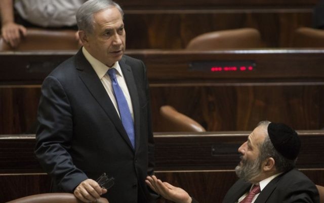 Le Premier ministre Benjamin Netanyahu avec Aryeh Deri à la Knesset , le 29 juin 2015 (Crédit photo: Hadas Parush / Flash90)