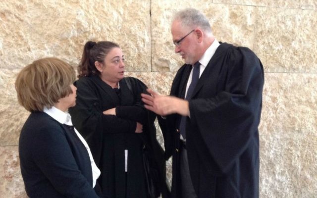Le rabbin avocat Uri Regev, à droite, et Edna Meyrav avec leur cliente d'Elad à une audience de la Cour suprême, en 2014. (Crédit : Hiddush)