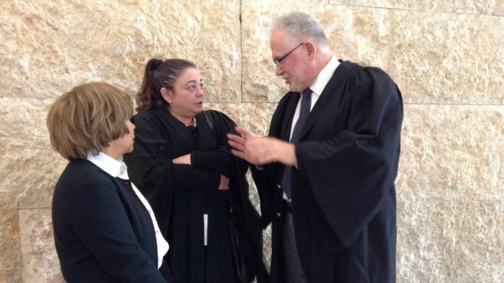 Le rabbin avocat Uri Regev, à droite, et Edna Meyrav avec leur cliente d'Elad à une audience de la Cour suprême, en 2014. (Crédit : Hiddush)
