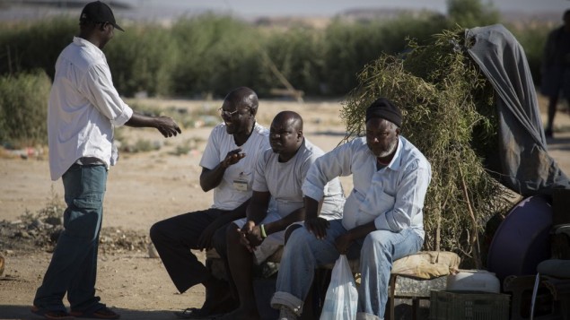 Des réfugiés africains devant le centre de rétention de Holot dans le sud d'Israël, le 13 juin 2015. (Crédit : Hadas Parush/Flash90)