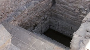 Entrée de la Mikvé à Magdala (Crédit : Shmuel Bar-Am)