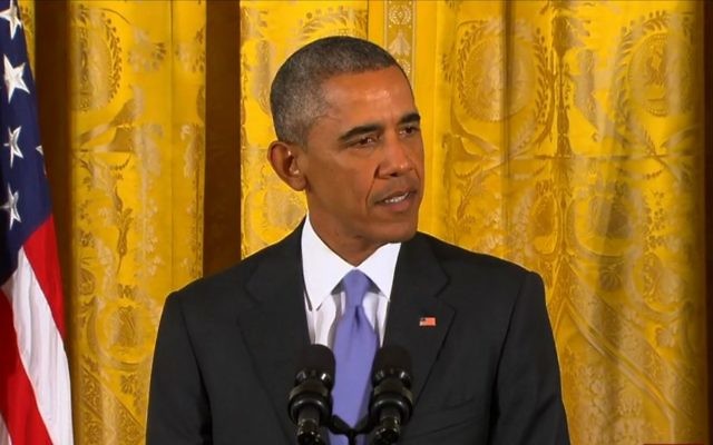 Le président américain Barack Obama aborde avec les journalistes l'accord nucléaire avec l'Iran, le 15 juillet 2015. (Crédit : capture d'écran CBS)