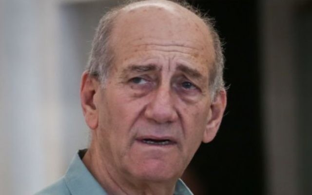 L'ancien Premier ministre Ehud Olmert quitte la Cour suprême à Jérusalem après que le tribunal ait accepté à sa demande de reporter de sa peine de prison  le 8 juillet 2015  (Crédit : Hadas Parush / Flash90)