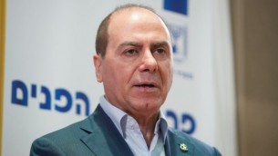 Le ministre de l'Intérieur d'alors, Silvan Shalom, lors d'une cérémonie de passation des pouvoirs du directeur général du ministère de l'Intérieur à Jérusalem le 21 juin 2015 (Crédit photo: Yonatan Sindel / Flash90)