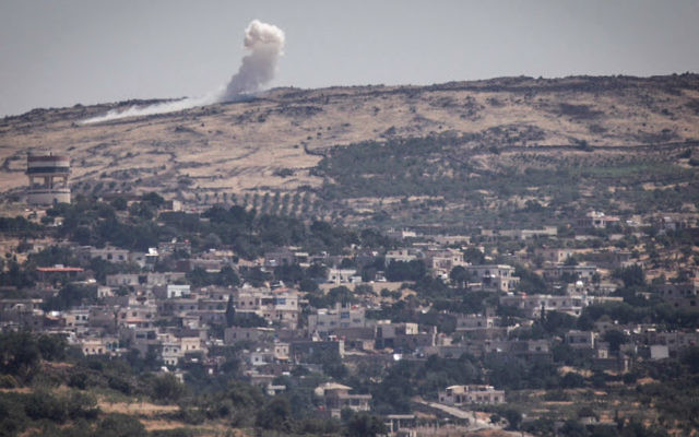 Une explosion sur les hauteurs du Golan syrien, le 16 juin 2015, pendant les combats entre le front al-Nosra et les troupes d'Assad, près du village druze syrien de Hader. (Crédit : Bâle Awidat / Flash90)
