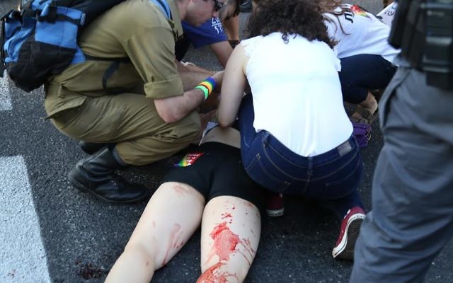 Une femme blessée après l'agression au couteau à la marche de la gay pride à Jérusalem le 30 juillet  2015 (Photo: Eric Cortellessa / Times of Israel)