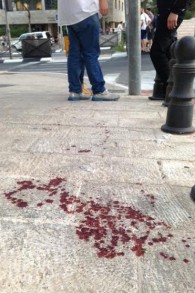Traces de sang après l'attaque au couteau lors de la marche de la gay pride à Jérusalem, le 30 juillet 2015 (Crédit : Stuart Winer/Times of Israel)
