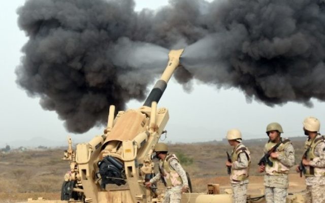 L'artillerie de l'armée saoudienne déployée vers le Yémen,  à une position proche de la frontière saoudo-yéménite, dans le sud-ouest de l'Arabie saoudite, le 13 avril 2015. (Crédit : Fayez Nureldine/AFP)