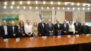 Le chef de la commission, le général (à la retraite) Yohanan Locker au centre, dans un blazer bleu sans cravate, aux côtés du Premier ministre Benjamin Netanyahu (Crédit : Amos Ben Gershon / GPO)