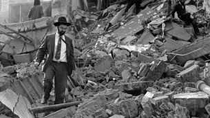 Un homme marche dans les décombres après l'explosion d'une bombe à l'Association mutuelle israélite argentine (AMIA) à Buenos Aires, le 18 Juillet 1994, tuant 85 personnes et en blessant environ 300 autres. (Crédit : Ali Burafi/AFP)