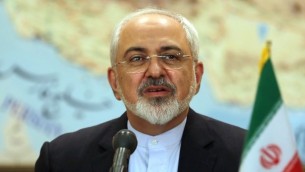 Le ministre iranien des Affaires étrangères Mohammed Javad Zarif pendant une conférence de presse, le 15 juillet 2015. (Crédit : Atta Kenare/AFP)