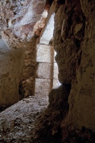 L'entrée d'un bain rituel récemment découvert à Jérusalem (Crédit : Shai Halevy, IAA)