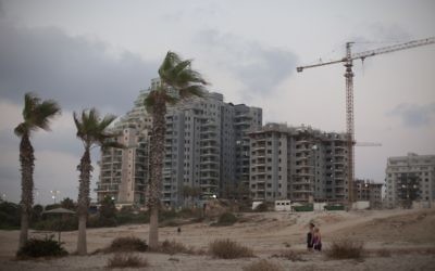 Logements en construction à Ashkelon. (Crédit : Lior Mizrahi / Flash90)