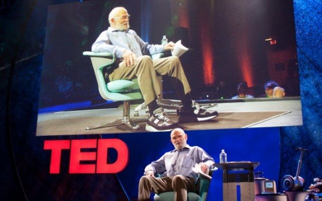 Oliver Sacks donnant une conférence TED en 2009. (Crédit : CC BY Bill Holsinger-Robinson, Flickr)