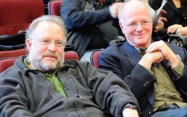 Jerry Greenfield, à gauche, et Ben Cohen, les fondateurs de Ben & Jerry, en 2010. (Wikimedia Commons)