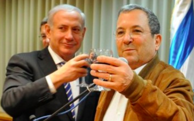 Benjamin Netanyahu et Ehud Barak lors de son 70e anniversaire en février 2012 (Crédit : Ministère de la Défense / Flash90)