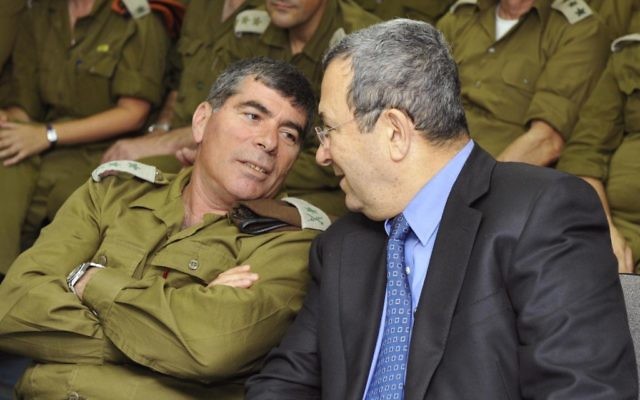 Gabi Ashkenazi, à gauche, parlant à Ehud Barak au siège ministère de la Défense en 2010. (Crédit : Ariel Hermoni/Ministère de la Défense/Flash90)