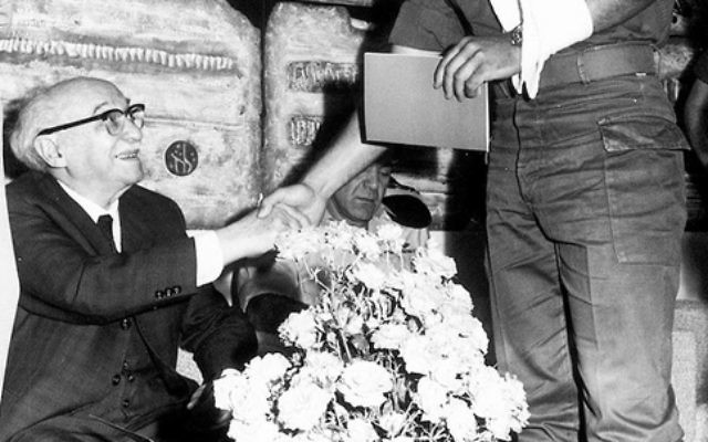Sur cette photo d'archive du Government Press Office (GPO), le lieutenant de l'époque Benjamin Netanyahu, serre la main du président israélien, Zalman Shazar, lors d'une cérémonie en l'honneur des soldats de l'unité de commando d'élite Sayeret Matkal qui a libéré les otages du détournement de la Sabena, à la résidence du président le 1er Novembre 1972 (Crédit : GPO / Flash90)