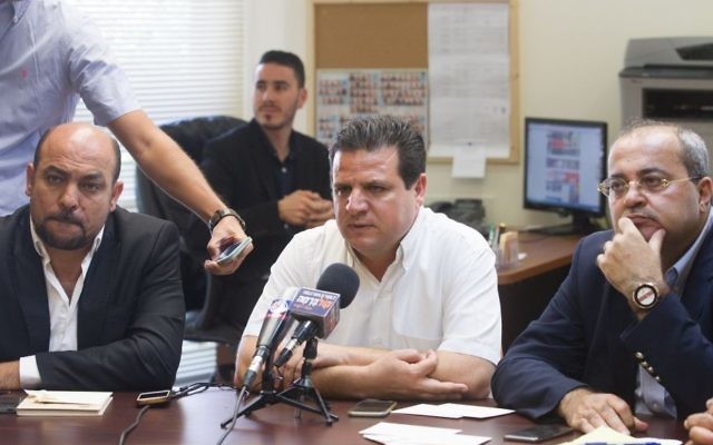De la Liste arabe unie, Ayman Odeh, vu avec Masud Gnaim, à gauche, et le député Ahmed Tibi à la réunion hebdomadaire à la Knesset, à Jérusalem, le 29 juin, 2015. (Crédit photo: Miriam Alster / Flash90)
