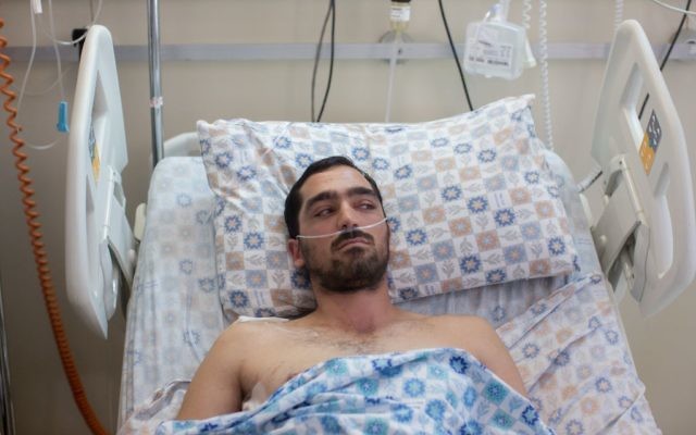 La victime de l'attaque au couteau Ben Moyal au Centre médical Shaare Zedek à Jérusalem le 10 août 2015 (Crédit : Yonatan Sindel / Flash90)