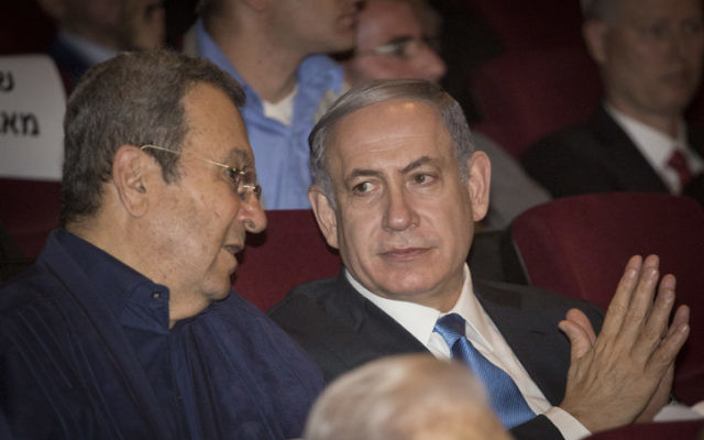 Le Premier ministre Benjamin Netanyahu et l'ancien Premier ministre Ehud Barak pendant la projection du documentaire sur l'opération Isotope de 1972 pour sauver l'avion Sabena détourné, au Cinema City de Jérusalem, le 11 août 2015. (Crédit : Hadas Parush/Flash90)