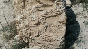 Une roche gravée de ce qu'il reste de la Basilique de Sebastia, en Cisjordanie (Crédit : Ilan Ben Zion/Times of Israel) 