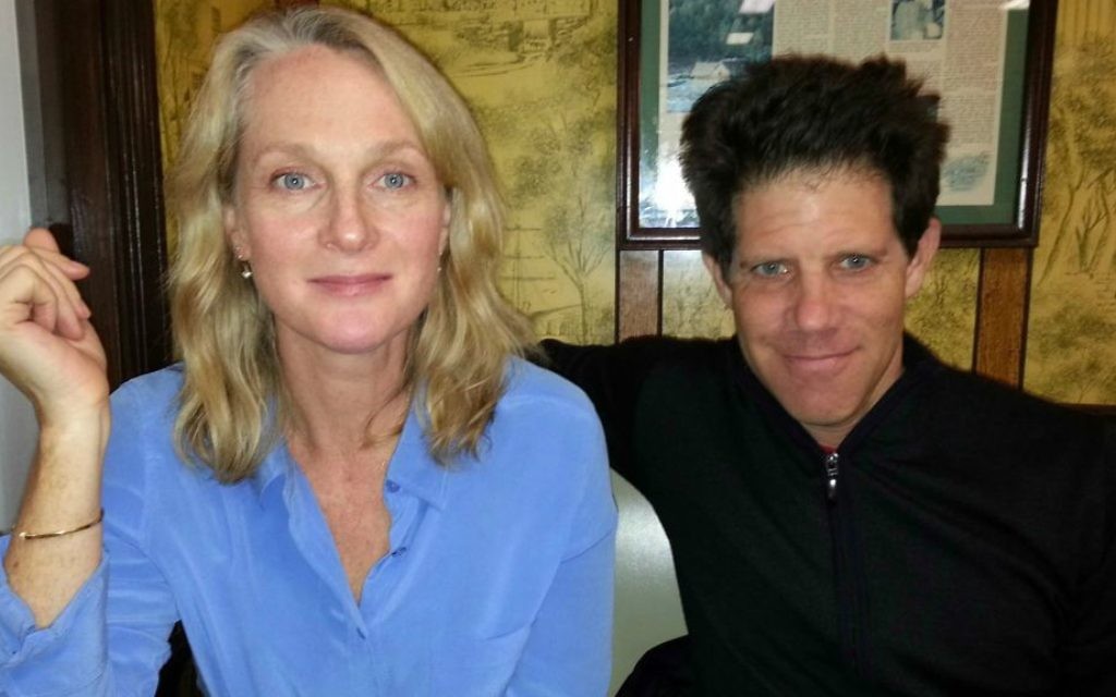 Une photo datant de 2014 de l'auteur de la série 'Orange is the New Black' , Piper Kerman, avec son mari Larry Smith, l'inspiration derrière le Larry juif de la série sur Netflix (Crédit : Autorisation)
