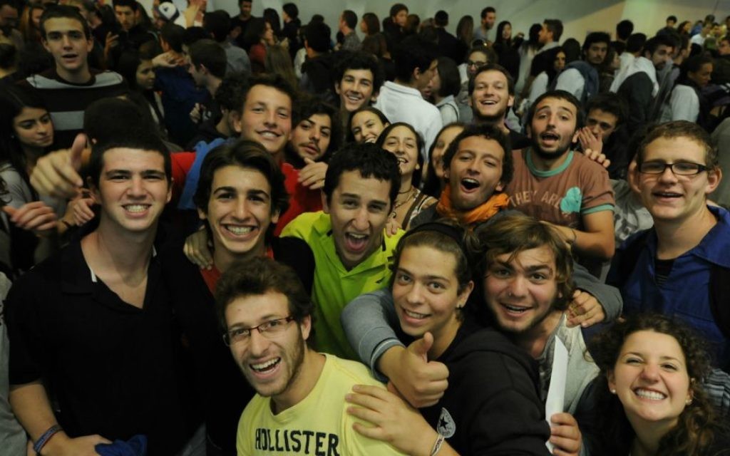 Les étudiants et les bénévoles du monde entier célèbrent MasaFest au Centre International de Conférence à Jérusalem, le 29 octobre 2012 (Crédit : Louis Fisher / Flash90)