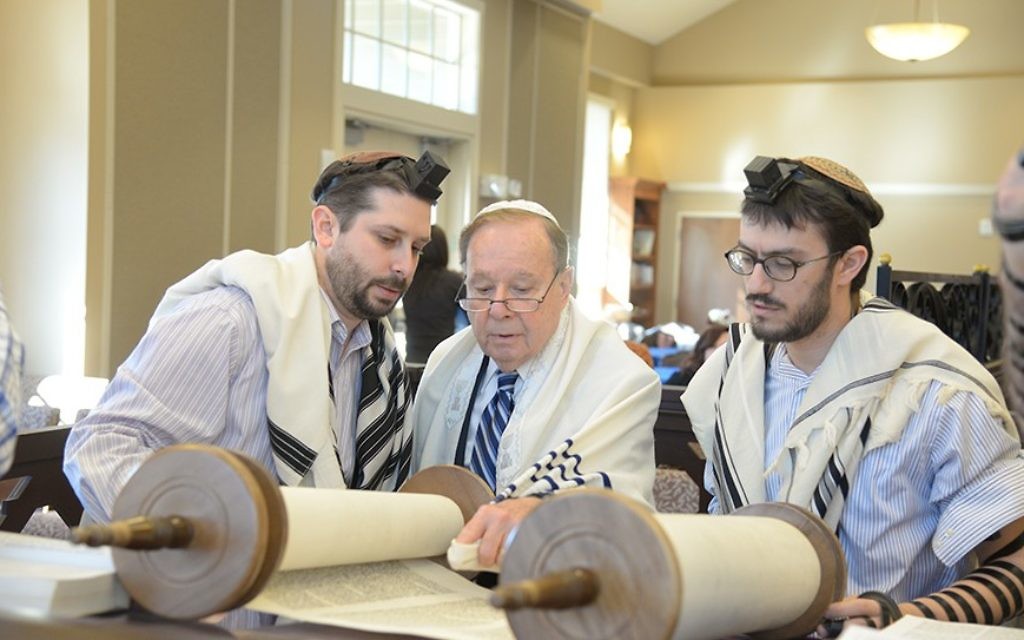 De gauche, Bradley Bain, Bain Elliott et Yehuda Halper à la lecture de la Torah au Congregation Beth Israel à Metairie (Alexander Barkoff)