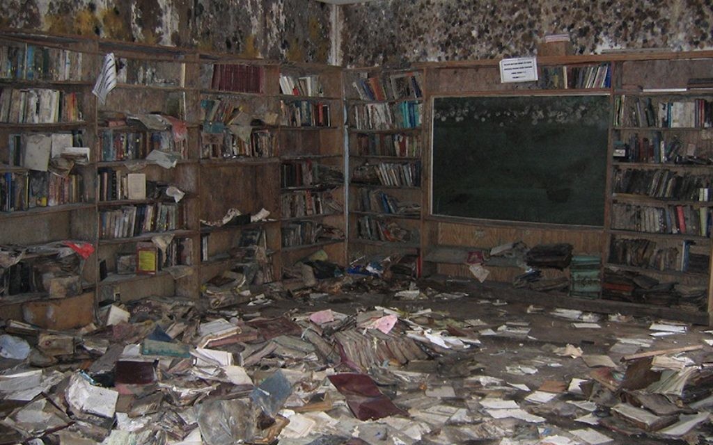 La bibliothèque à la Congrégation Beth Israel a été détruite par l'ouragan Katrina. (Adam Magnus)