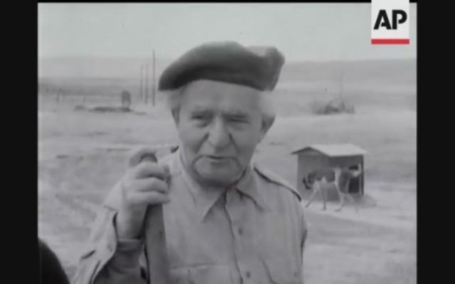 David Ben Gourion travaillant dans une ferme agricole peu avant son rappel en 1955 au poste de ministre de la Défense (Capture d'écran YouTube / British Movietone)